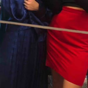 Kjol - Klarröd kjol köpt på en secondhand därav vet jag inte märke då inga lappar finns inuti. Jag skulle säga att det är en S i storleken och jag säljer den för 50kr❤️