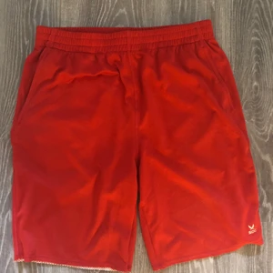 Träningsshorts Soc (herr) - Röda fina herrshorts från Soc. Storlek:L. Köparen står för frakten. Fraktar endast