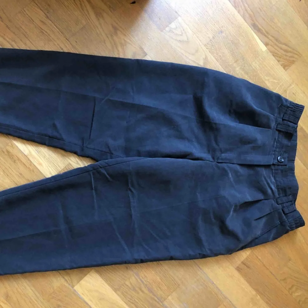 Gråa kostymbyxor i storlek 38 (men jag har strl 36 och dom sitter lagom på mig). typ ”mom jeans” modell. Gott skick.. Jeans & Byxor.