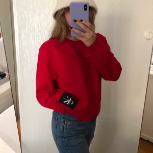 Calving klein tröja - Calvin Klein tröja i röd!⭐️ Köpt på Nk i Göteborg för 1200kr men används inte!! Använd ändast två gånger, bra skick! Storlek: S/M!!! BUDA I KOMMENTARERNA 