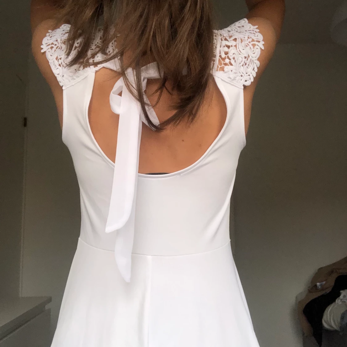 Klänning med spetsdetaljer - 91