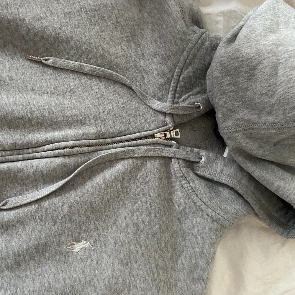 Polo Ralph lauren hoodie med dragkedja den är i fint skick vilket man ser på bilderna! Använd fåtal gånger! Storlek L/XL, kan mötas upp i Eskilstuna och annars skickas den och köparen står för fraktkostnaden 🌺. Hoodies.