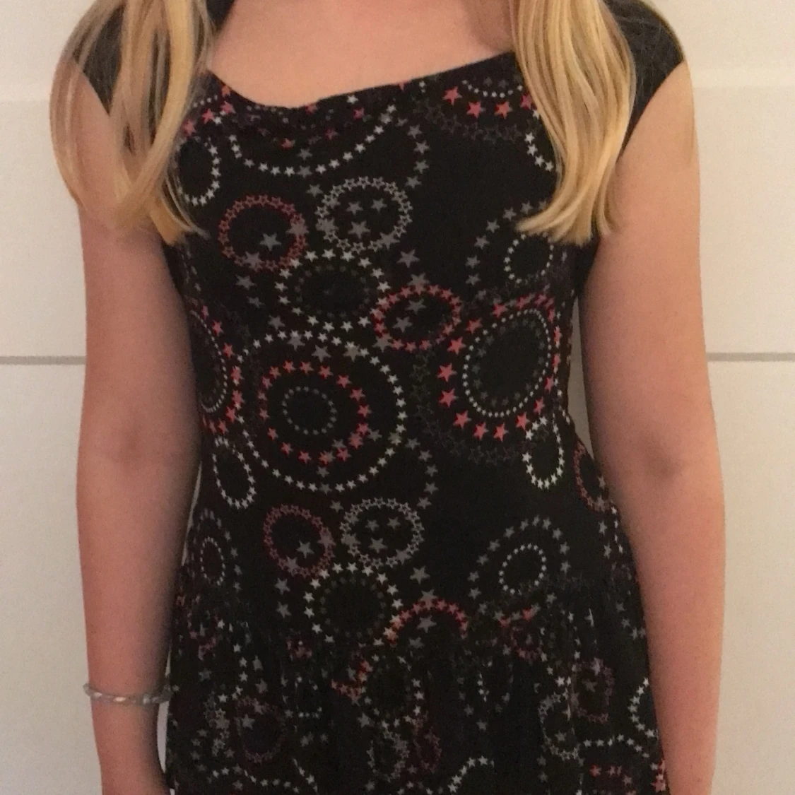 Svart klänning i strl 134/140 - 90