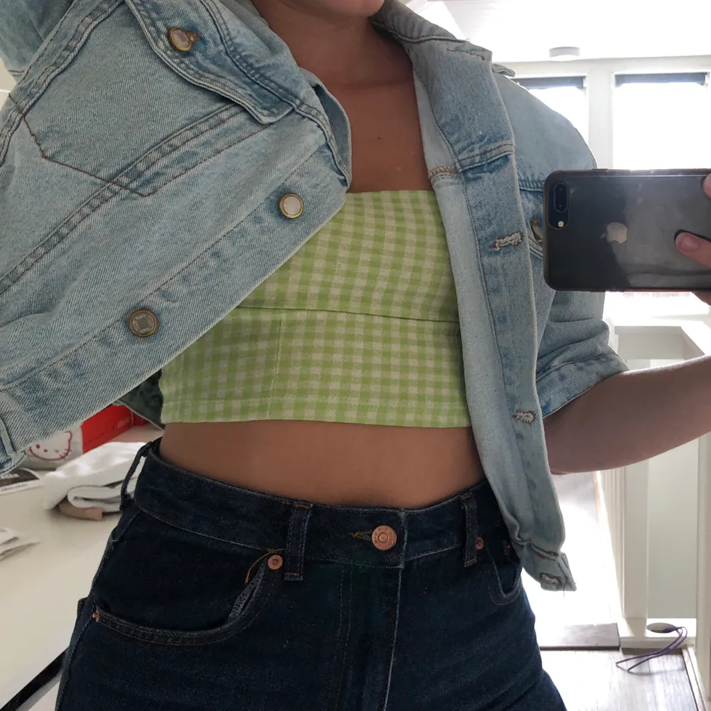 Super cool vintage jeans jacka som är både croppad och kortärmad. Så himla snygg nu till sommaren! Skulle säga att den är i en storlek S-M💕💕 om fler är intresserade så buda . Övrigt.