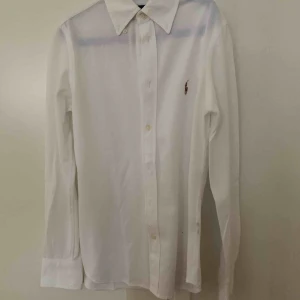  - Vit skjorta, använd ett fåtal gånger.