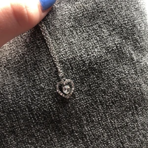 Silverhalsband - Halsband med ett hjärta på, priset för fraktkostnad diskuteras