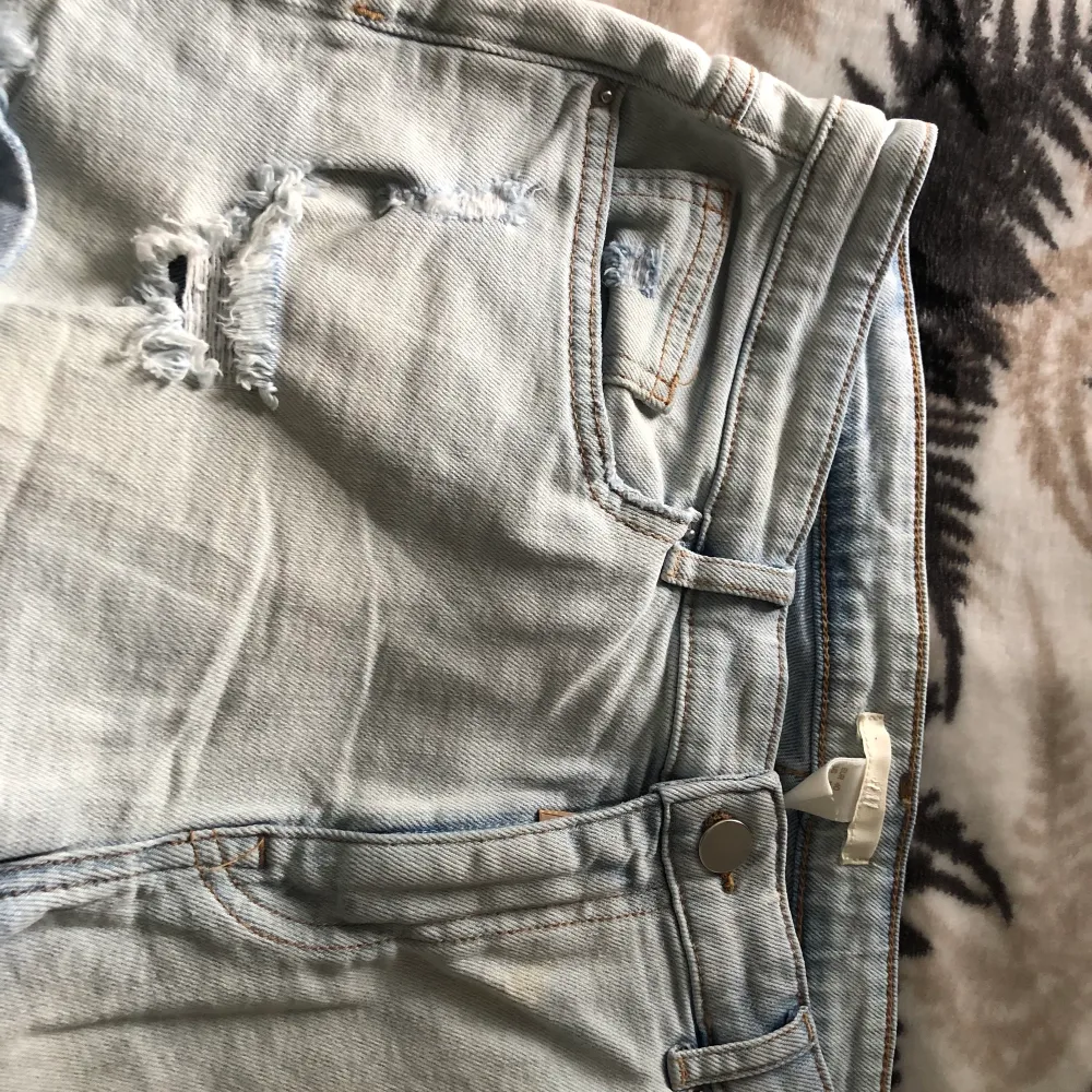 tvp par shorts som inte längre kmr t användning! Batist kostar runt 199kr! Säljer båda för 180kr. Jeans & Byxor.