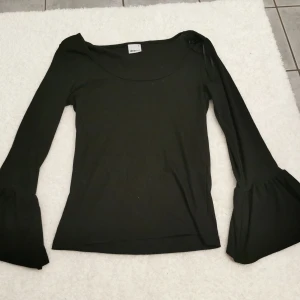 Tröja med volang vid armarna  - Söt tröja med volanger vid armarna. Från gina, storlek s. 