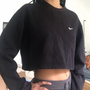 Nike tröja - Svart Nike tröja! Croppad men oversized. Inga fläckar eller hål. Köparen står för frakt. Skriv gärna om du har några frågor eller vill ha fler bilder! 😆