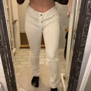 Vita jeans i storlek 32 från hm, aldrig använda och är i fint skick. Lite pösigare i benen men inte någpt så märkvärdigt 