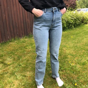 Momjeans - Supersnygga ljusa momjeans. Köparen står för frakt🧡