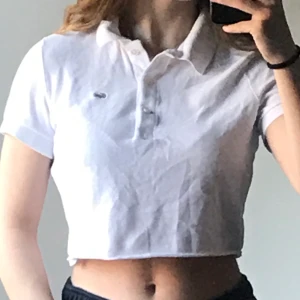 lacostepiké - vit piké från lacoste som är avklippt och lite insydd på sidorna. inga fläckar! :)