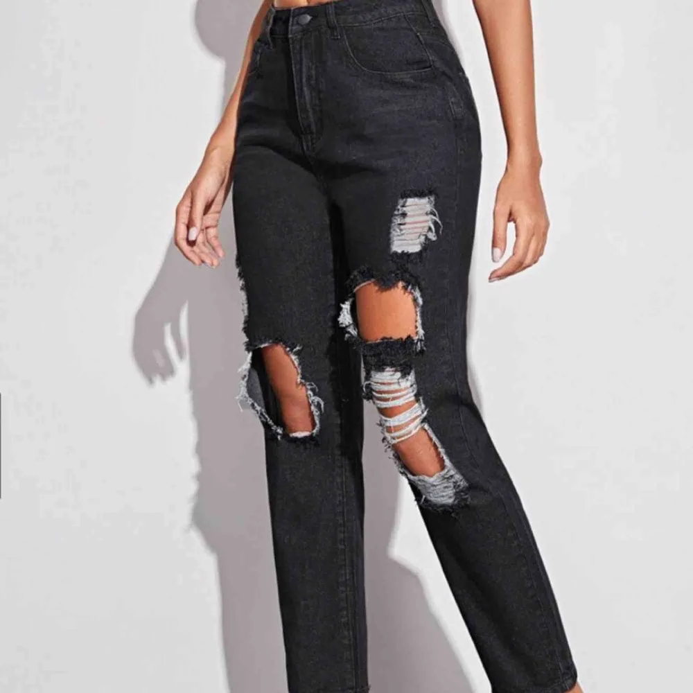 Dark wash straight fit jeans från Shein Helt nya (oanvända) Säljer dem eftersom att jag råkade köpa fel storlek. Jeans & Byxor.