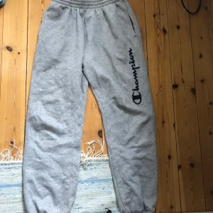 Champion mjukisbyxor  - Gråa champion mjukisbyxor som är lite ”trasiga” men syns inte💛 köparen står för frakt💛