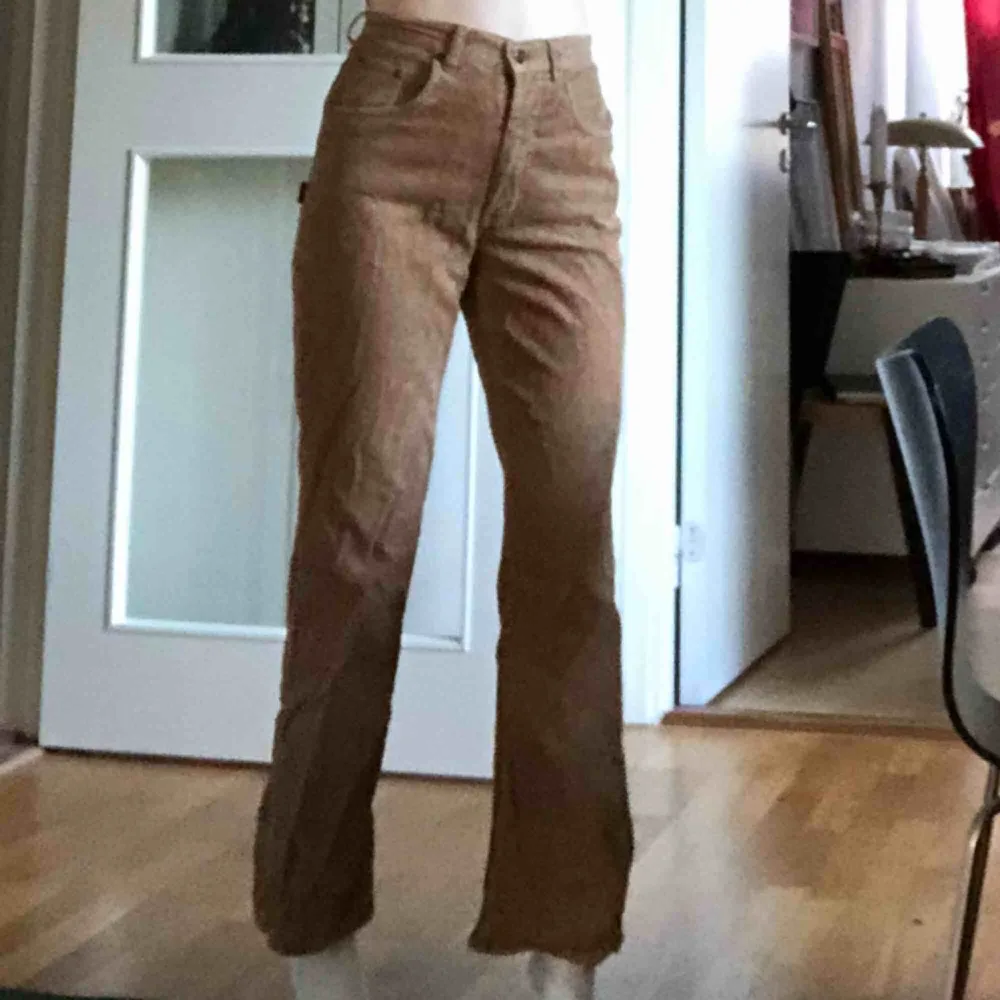 Ljusbruna manchester byxor köpta på Humana! . Jeans & Byxor.