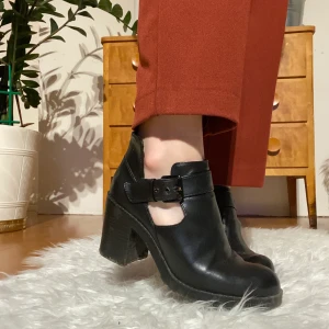 Svarta klassiska stövletter  - Svarta klassiska stövletter. Väldigt sköna, man kan gå hela dagen och det känns inte att man har klack skor på sig. Jag köpte nya och därför säljer gärna de här till någon som behöver sköna fina klassiska skor 🥿 #stövletter #klassiska #sköna 