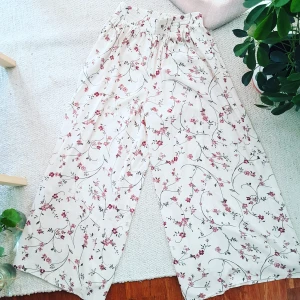 Underbara blommiga sommarbyxor! - Härliga byxor i skönt material med fint, blommigt mönster. Aldrig använda. Frakt 30kr. 100kr eller högstbjudande. 🌸