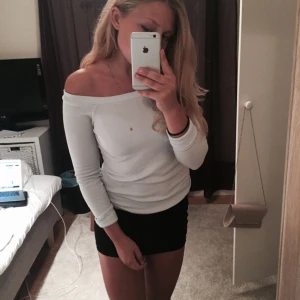  - En axellös, ljusblå/ljust turkos tröja från urban outfitters om jag inte minns fel! Iallafall köpt i vintras men tyvärr använd för lite för att behålla... Storlek small och märket First and I💗