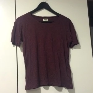  - ⭐️Tshirt från Weekday
Strl S
Tar swish, kan mötas i Stockholms innerstad.
Köparen står för frakten.