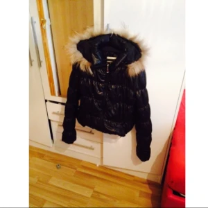  - Super snygg läderjacka, köpt på Zalando. Knappt använd. Något fodrat & passar perfekt nu till hösten. 🎀