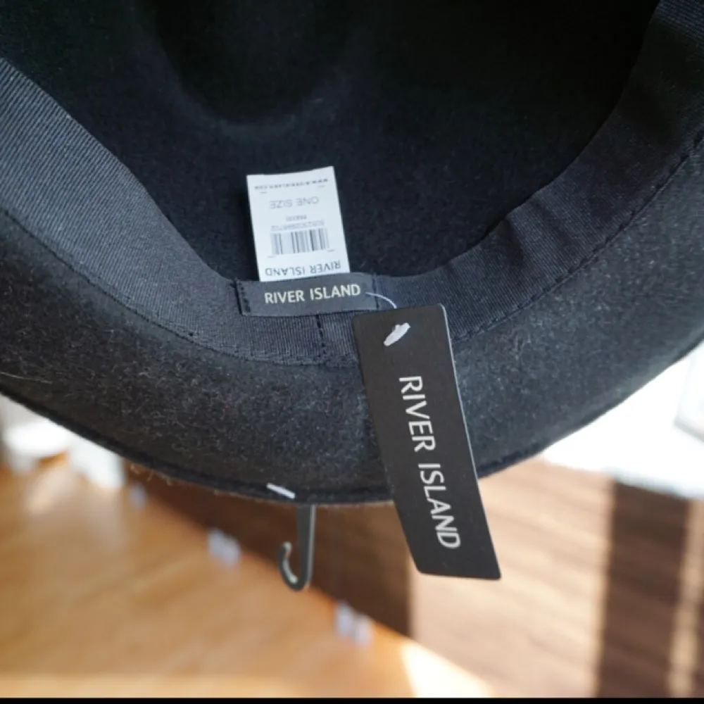 Oanvänd hatt från River Island med gulddetalj. Ordinarie pris 499kr . Accessoarer.