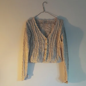  - Beige stickad tröja. Märke Tutti Frutti. Bra skick.