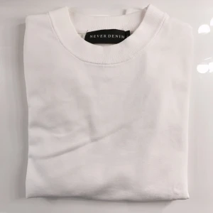  - Superskön och stretchig tröja från Bikbok never demin kollektion! Aldrig använd, dock har jag tagit bort prislappen.. 
För frågor eller fler bilder, skriv till mig i chatten ❣️