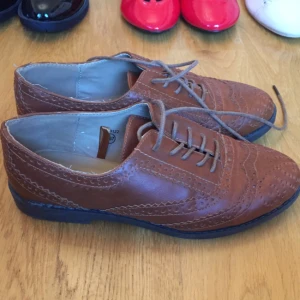  - Ett par bruna gubbskor i skinnimitation. Köpta i London för 3 år sedan och aldrig använda för att de är för stora. 