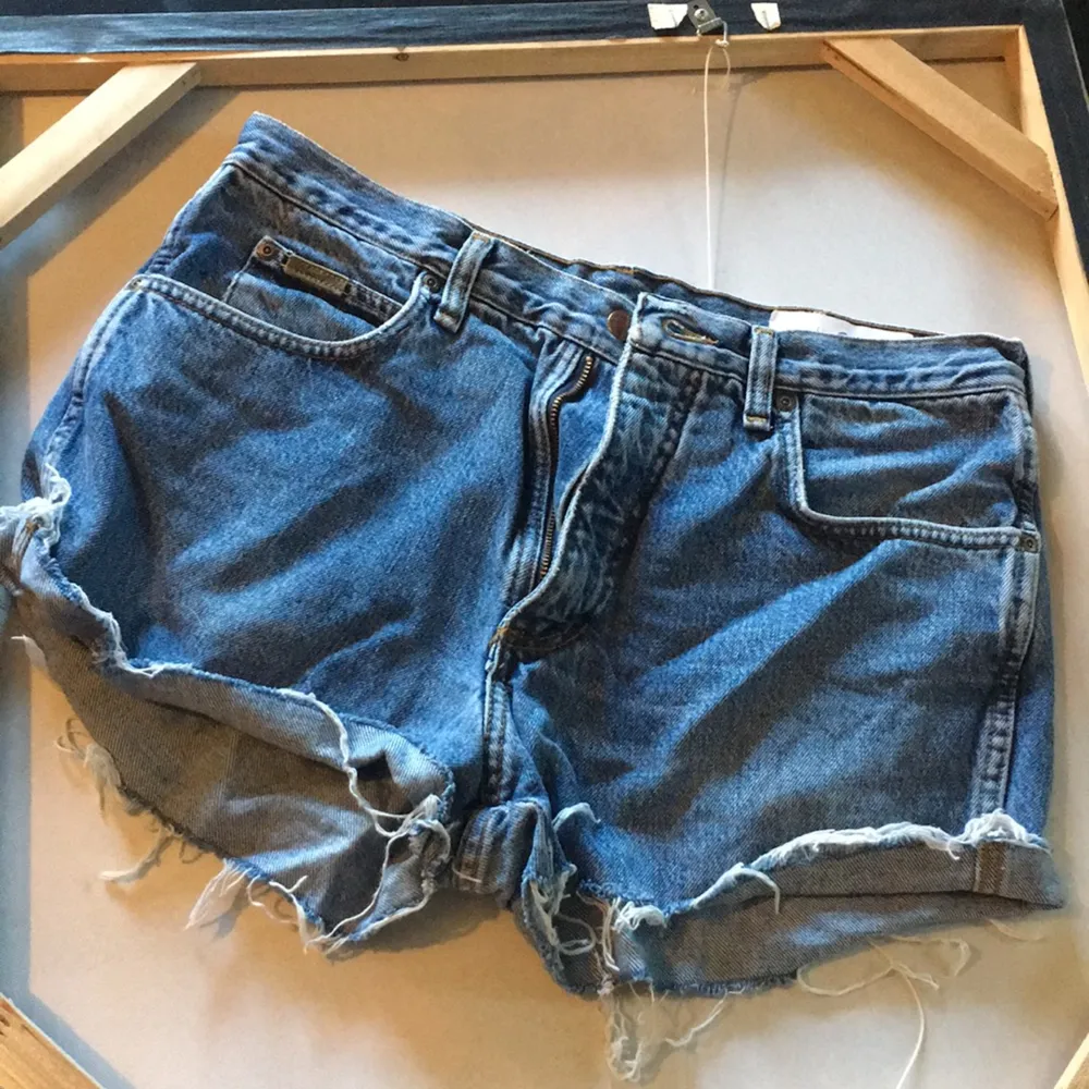 Snyggt slitna (medium wash) jeansshorts från na-Kd. Aldrig använda. Skickar gärna om köparen betalar frakt. . Shorts.