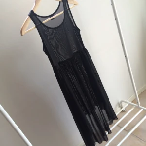  - Supersnygg helt transparent svart klänning i storlek XS från Gina tricot. Längre kjoltyg baktill. Inga sömmar nedtill vilket gör att den faller snyggt. 
Använd endast en gång. 

Frakt betalas av köparen. 