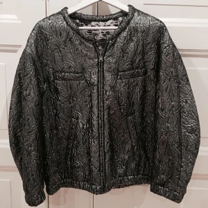  - ISABEL MARANT For H&M.
Bombarjacka från H&Ms samarbete med Isabel Marant. Reversible, så den kan både vara i silver samt mönstrad. Lite oversized i modellen men passar i stort sett alla storlekar beroende på hur man vill att den ska sitta. 