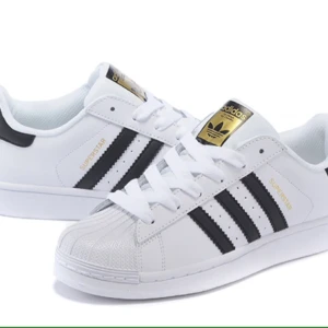  - Adidas skor, använda fast i bra skick! 