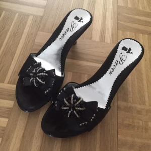  - Kilklacksskor med strass. Oanvända. Helt nya. Finns i Hässelby 