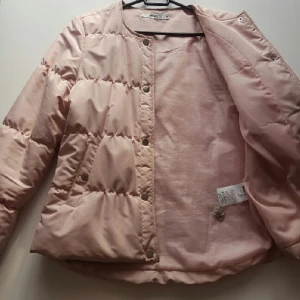  - Använt få tal gånger.   Storlek 36 men jag själv är en 38 så storleken är stor o passar bra! 