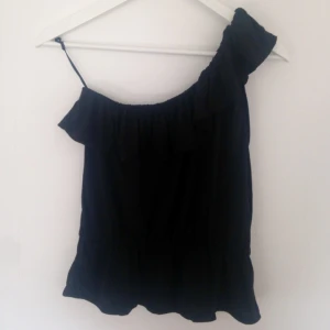  - Enarmad svart topp från BikBok. Använd vid ett tillfälle. (Tråden som hänger från galgen är till för att se hur toppen sitter på)