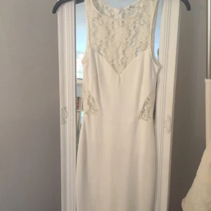  - Vit klänning med spets från sara. Använd fåtal gånger 
