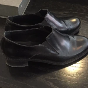  - Snygga och tuffa arbetsskor eller till vardags om man känner för det. En kaxig kostymsko modell i lackat material. Endast använda ett fåtal ggr så fortfarande i nyskick i princip! 1200 nypris från Rizzo. 