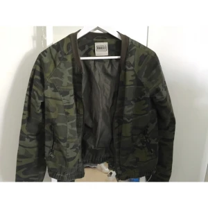  - Dags att sälja en av mina favvisar, då jag har samlat på mig ett par liknande jackor nu. Denna jackan är max använd 4 ggr, som ny. 