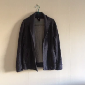  - Skön cardigan från hm med dubbelknäppning. Står att det är storlek small men det är en killtröja så den passar nog en s-L beroende på hur du vill att den ska sitta. 