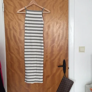  - Oanvänd klänning från Bershka med snygg detalj på ryggen. Klänningen sträcker sig till knäna på mig (är 170cm). 