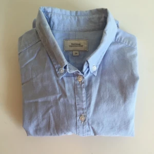  - Ljusblå skjorta från Boomerang stl 34
Modell: Latitud
100% bomull 
Finns i Stockholm 