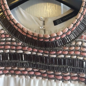  - Grekiskt/egyptiskt inspirerad sommarklänning. Använd 1 gång. Från zara. Tvättas innan hämtning. Passar till alla tillfällen