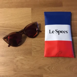  - Snygga solbrillor från Le Specs! Knappt använda, inga repor eller skador!✌🏼️eventuell frakt betalas av köparen ✨