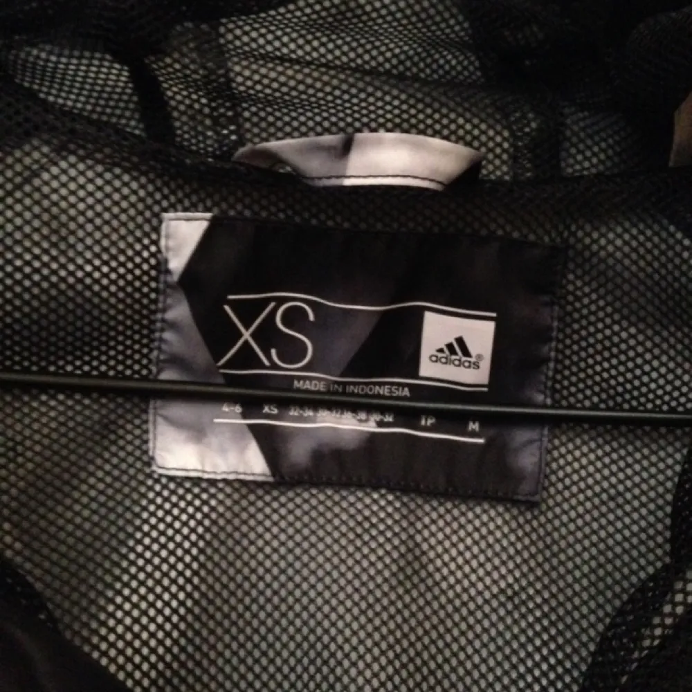 Adidas vindjacka storlek XS . Jackor.