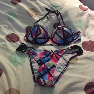  - Helt ny bikini, för liten för mig, M storlek, B/C kupa. 

Jätte fin och färgglad, köpt den via en hemsida. 
Kan förhandla med priset vid snabb affär! 😊