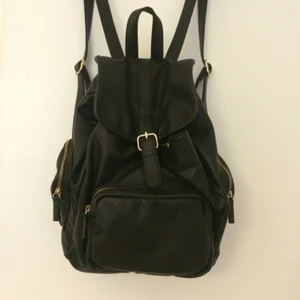  - Ryggsäck i svart imitations läder. Köpt i New York på FOREVER21. Väldigt sparsamt använd och är som ny. Justerbara axelremmar.   