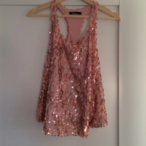  - Glittrigt rosa linne.