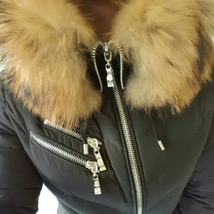  - Hej, säljer min fina Hollies Chatel jacka med äkta päls från tvättbjörn och dun från anka, silver detalj. Den är hel oskadad och fräsch.Säljer pga jag vill ha en annan jacka.

