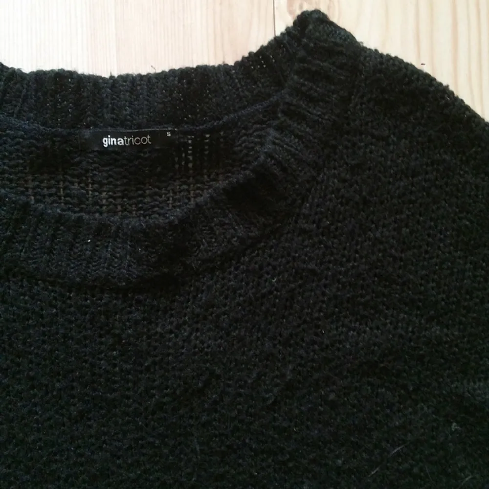 svart stickad tröja från ginatricot. Stickat.