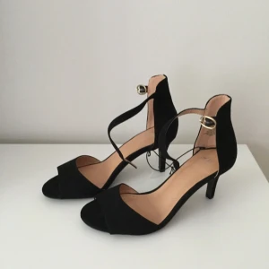  - Svarta klackskor från H&M. Helt oanvända.